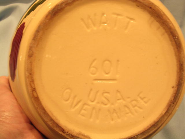 WATT ONE APPLE #601 RIBBED COVERED BOWL