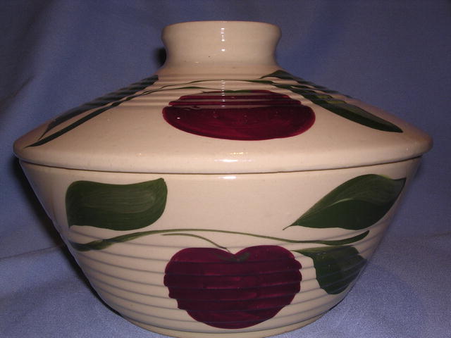 WATT ONE APPLE #601 RIBBED COVERED BOWL