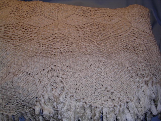 VINTAGE HAND CROCHETED ECRU STAR KNOT FRINGED COVERLET