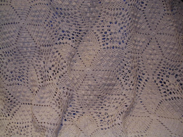 VINTAGE HAND CROCHETED ECRU STAR KNOT FRINGED COVERLET