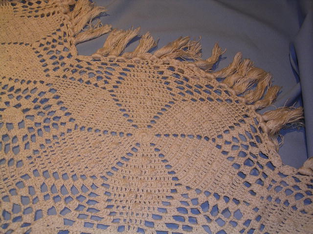 VINTAGE HAND CROCHETED ECRU STAR KNOT FRINGED COVERLET