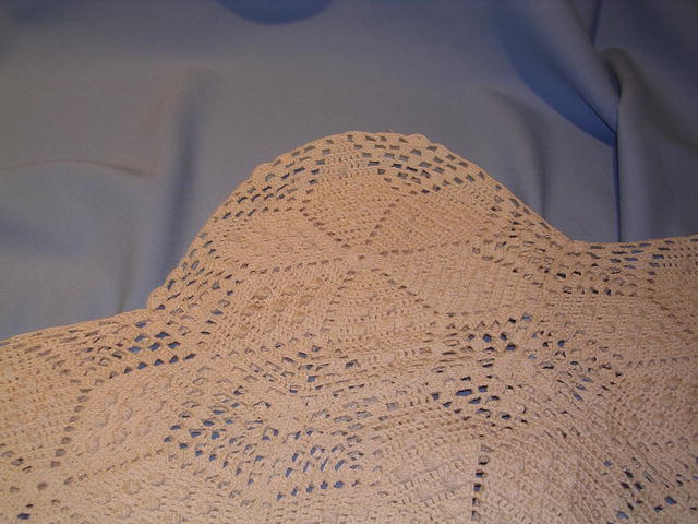 VINTAGE HAND CROCHETED ECRU STAR KNOT FRINGED COVERLET