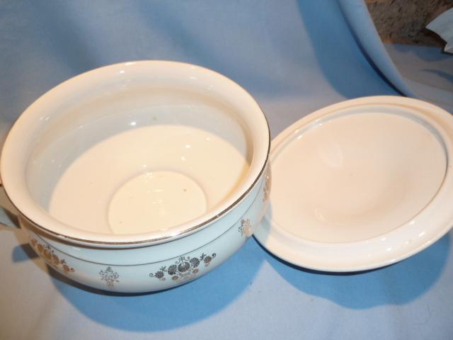 BEAUTIFUL ANTIQUE COVERED HANDLED CHAMBER POT WHITE WITH GOLD