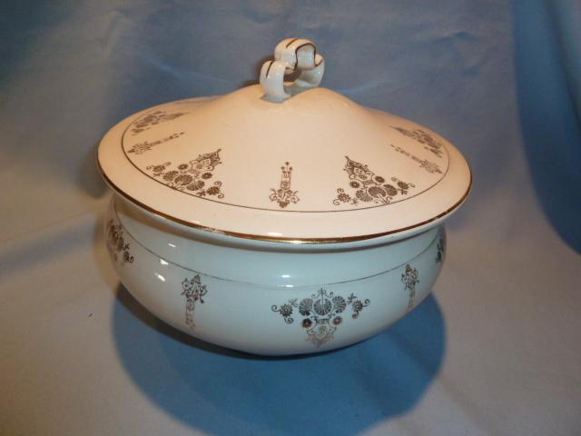 BEAUTIFUL ANTIQUE COVERED HANDLED CHAMBER POT WHITE WITH GOLD