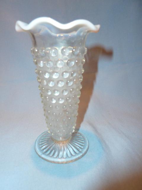 ANCHOR HOCKING MOONSTONE OPALESCENT VASE