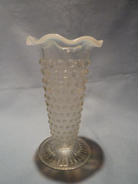 ANCHOR HOCKING MOONSTONE OPALESCENT VASE
