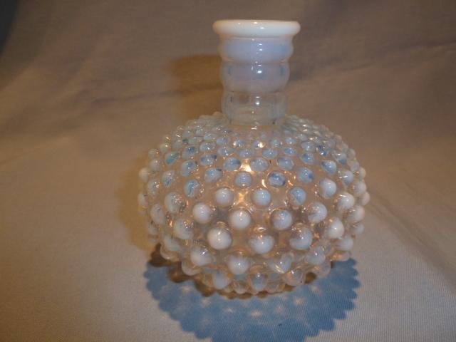 ANCHOR HOCKING MOONSTONE OPALESCENT BUD VASE PERFUME