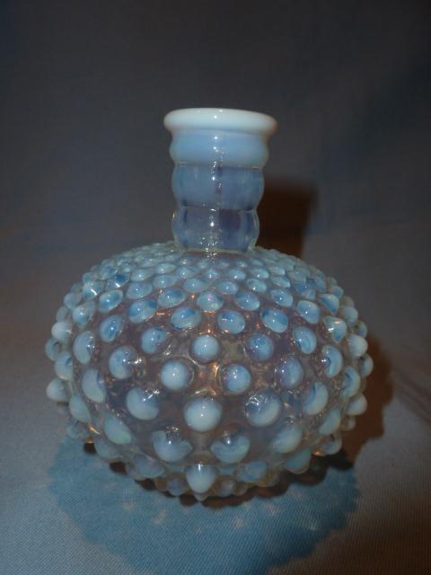 ANCHOR HOCKING MOONSTONE OPALESCENT BUD VASE PERFUME