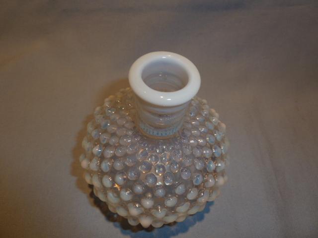 ANCHOR HOCKING MOONSTONE OPALESCENT BUD VASE PERFUME
