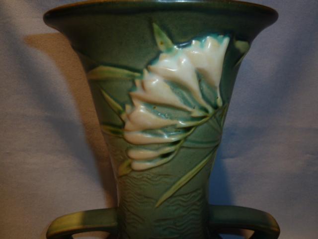 ROSEVILLE FREESIA 124-9 GREEN HANDLED VASE