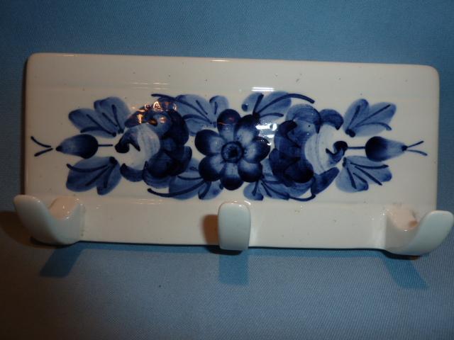 VINTAGE POLISH POTTERY THREE (3) HOOK WALL TOWEL RACK BLUE FLOWER