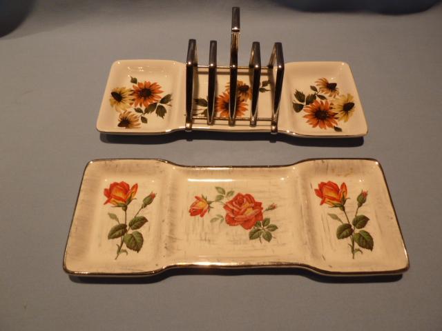 TWO MIDWINTER TOAST DISHES WITH ONE CHROME CENTER RACK THAT CAN BE USED ON EITHER TOAST