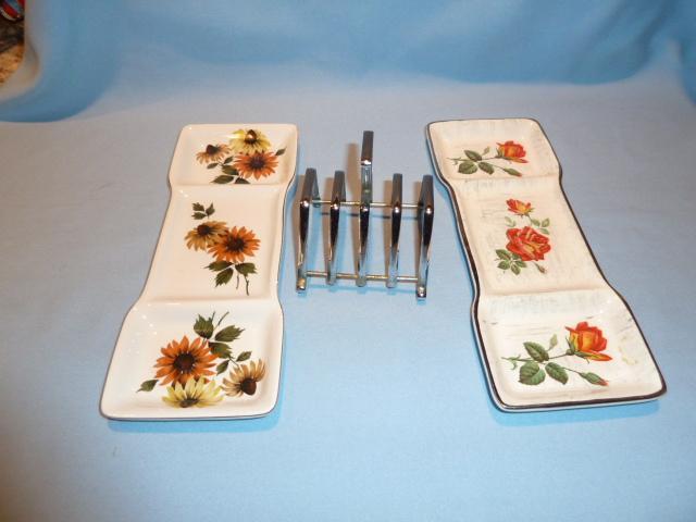 TWO MIDWINTER TOAST DISHES WITH ONE CHROME CENTER RACK THAT CAN BE USED ON EITHER TOAST