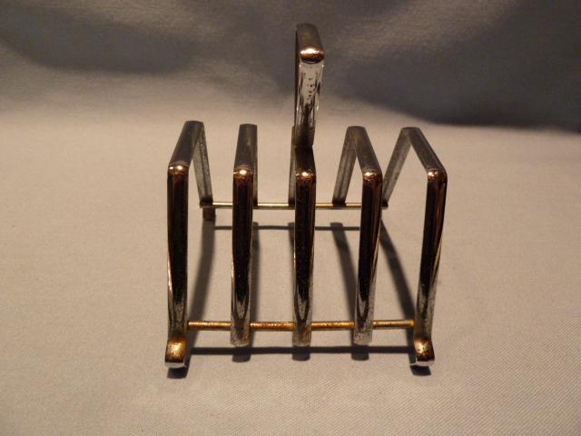 TWO MIDWINTER TOAST DISHES WITH ONE CHROME CENTER RACK THAT CAN BE USED ON EITHER TOAST