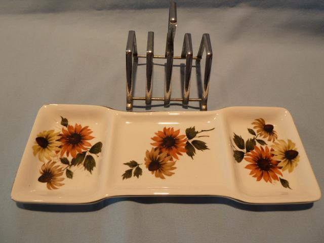 TWO MIDWINTER TOAST DISHES WITH ONE CHROME CENTER RACK THAT CAN BE USED ON EITHER TOAST
