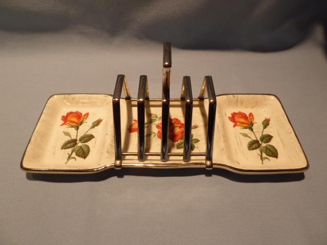 TWO MIDWINTER TOAST DISHES WITH ONE CHROME CENTER RACK THAT CAN BE USED ON EITHER TOAST
