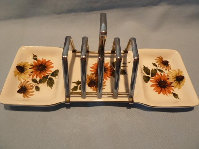 TWO MIDWINTER TOAST DISHES WITH ONE CHROME CENTER RACK THAT CAN BE USED ON EITHER TOAST