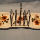 TWO MIDWINTER TOAST DISHES WITH ONE CHROME CENTER RACK THAT CAN BE USED ON EITHER TOAST
