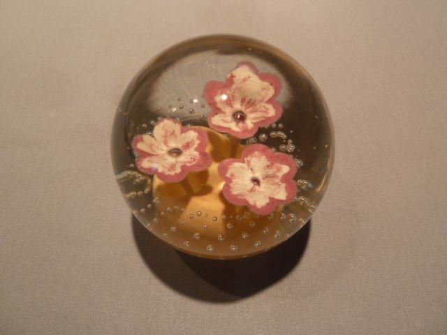 WEST VIRGINIA GLASS MEDIUM PINK FLOWER BUBBLE GLASS PAPERWEIGHT