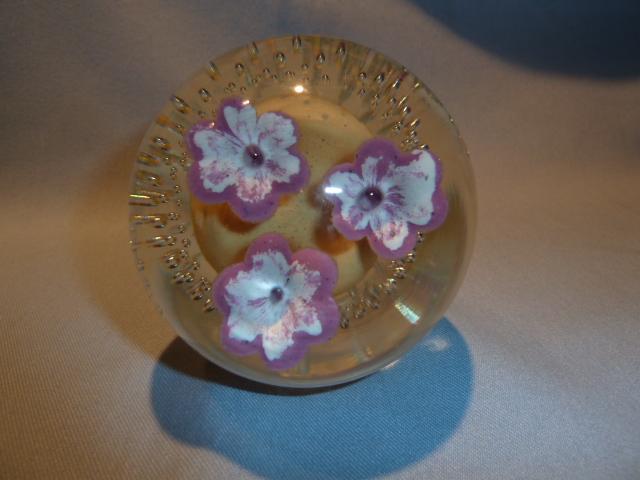 WEST VIRGINIA GLASS MEDIUM PINK FLOWER BUBBLE GLASS PAPERWEIGHT