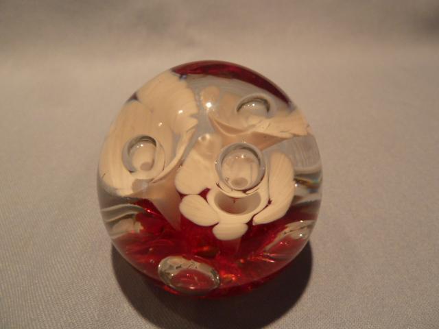 VINTAGE SMALL GLASS RED AND WHITE FLOWER BUBBLE GLASS PAPERWEIGHT