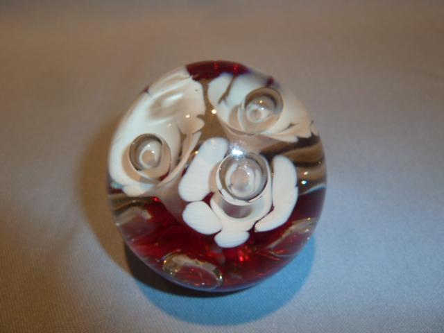 VINTAGE SMALL GLASS RED AND WHITE FLOWER BUBBLE GLASS PAPERWEIGHT