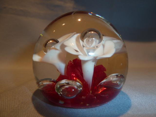 VINTAGE SMALL GLASS RED AND WHITE FLOWER BUBBLE GLASS PAPERWEIGHT