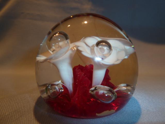 VINTAGE SMALL GLASS RED AND WHITE FLOWER BUBBLE GLASS PAPERWEIGHT