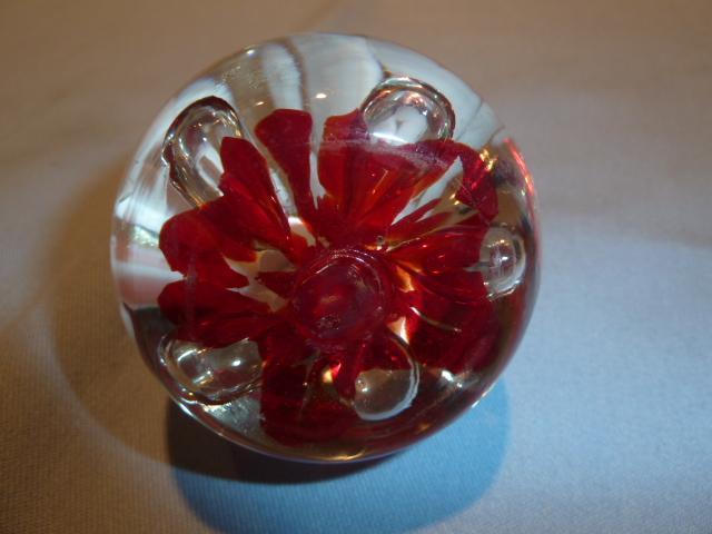 VINTAGE SMALL GLASS RED AND WHITE FLOWER BUBBLE GLASS PAPERWEIGHT