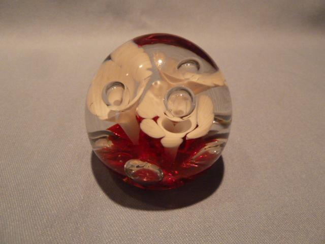 VINTAGE SMALL GLASS RED AND WHITE FLOWER BUBBLE GLASS PAPERWEIGHT