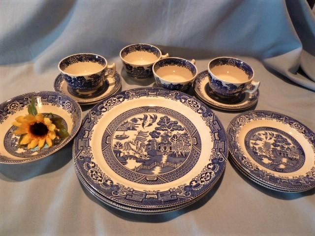 18 PIECE SET WILLOW WOODS WARE BLUE WILLOW DINNERWARE