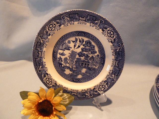 18 PIECE SET WILLOW WOODS WARE BLUE WILLOW DINNERWARE