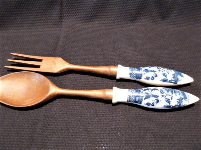 18 PIECE SET WILLOW WOODS WARE BLUE WILLOW DINNERWARE
