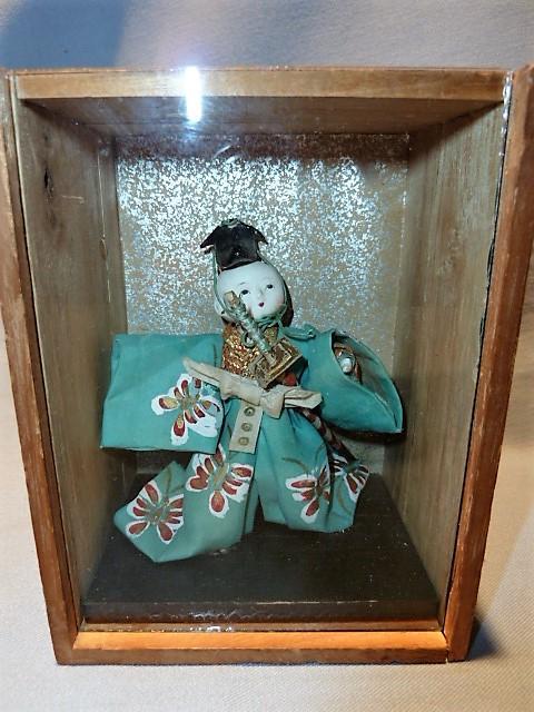 ANTIQUE JAPANESE SAMARI DOLL WITH SWORD IN WOOD AND GLASS SHADOW BOX
