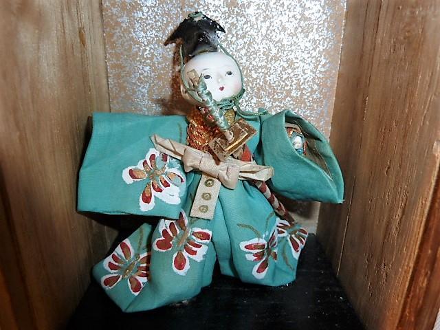 ANTIQUE JAPANESE SAMARI DOLL WITH SWORD IN WOOD AND GLASS SHADOW BOX