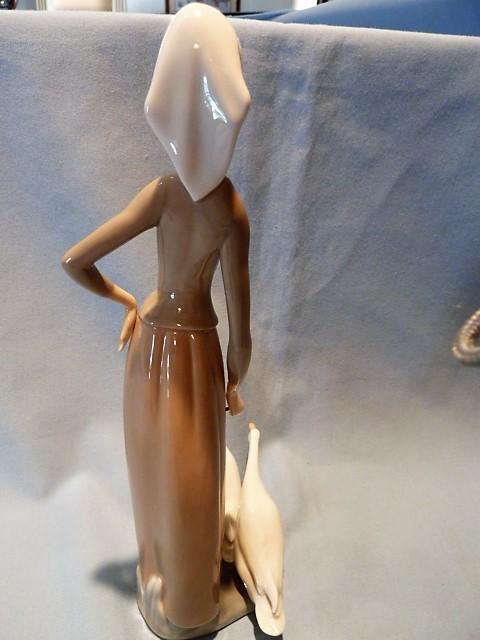 LLADRO GIRL WITH GEESE #1035 RETIRED