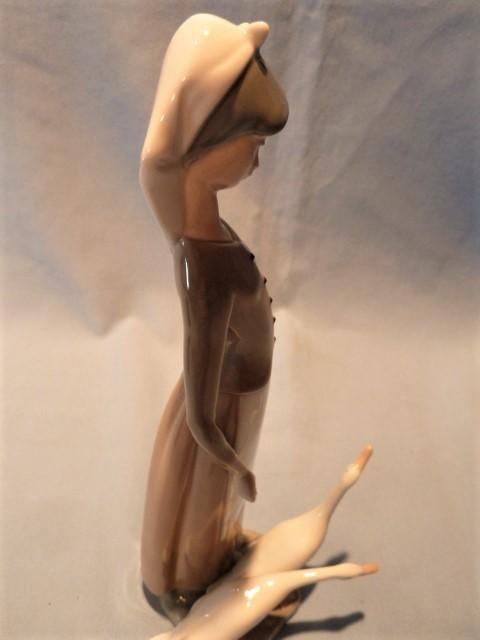 LLADRO GIRL WITH GEESE #1035 RETIRED