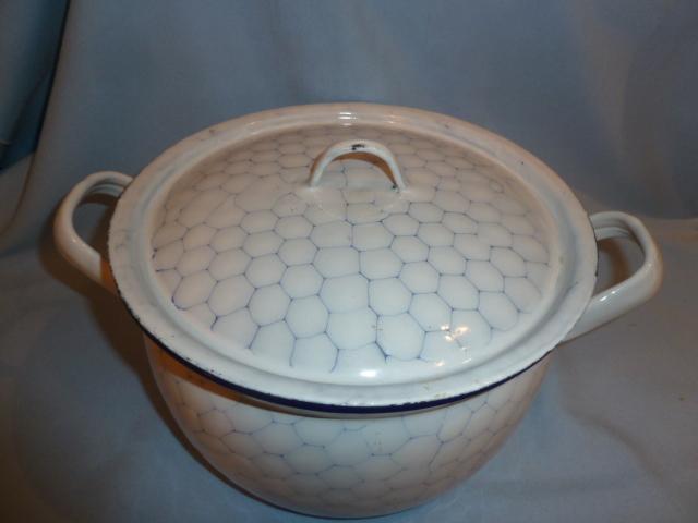 ANTIQUE GRANITEWARE GRANITE ENAMELCHICKEN WIRE COVERED COOK POT