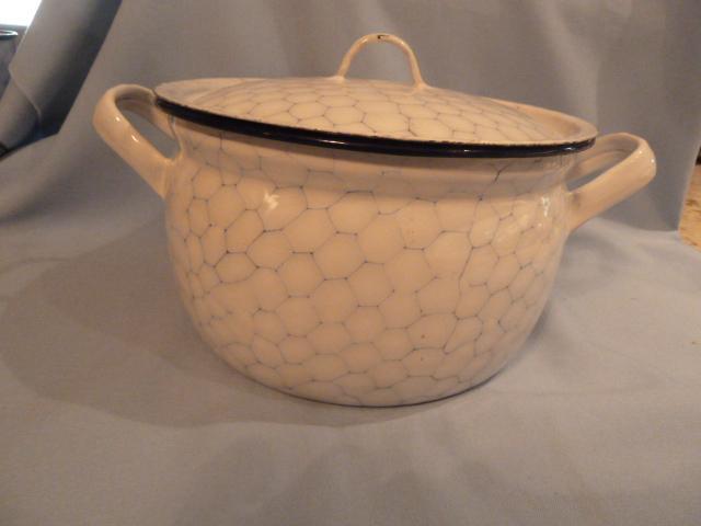 ANTIQUE GRANITEWARE GRANITE ENAMELCHICKEN WIRE COVERED COOK POT