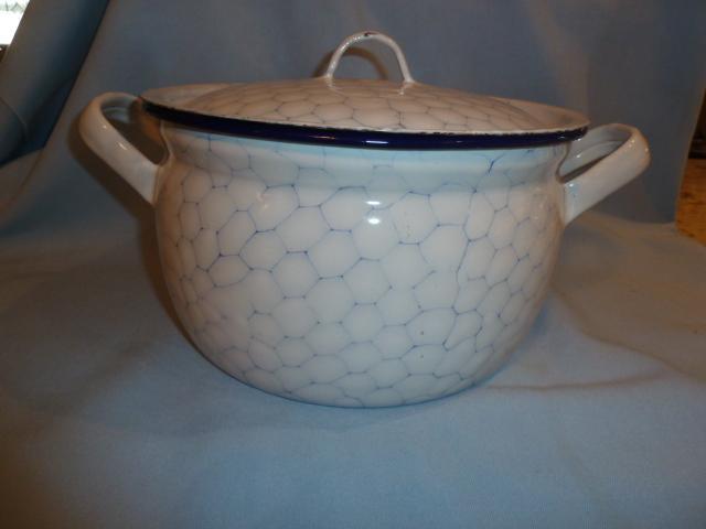 ANTIQUE GRANITEWARE GRANITE ENAMELCHICKEN WIRE COVERED COOK POT