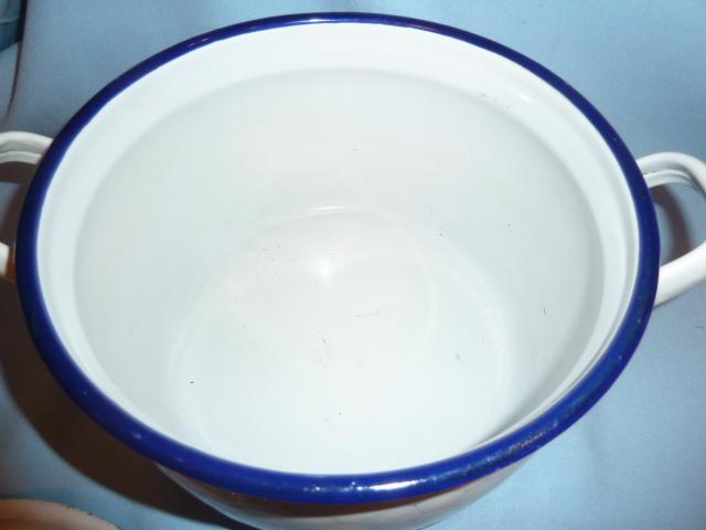 ANTIQUE GRANITEWARE GRANITE ENAMELCHICKEN WIRE COVERED COOK POT