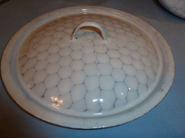 ANTIQUE GRANITEWARE GRANITE ENAMELCHICKEN WIRE COVERED COOK POT