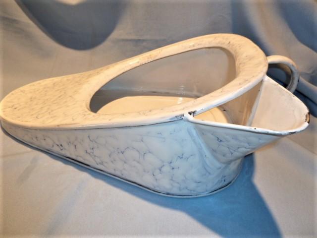 ANTIQUE GERMAN SNOW ON MOUNTAIN GRANITE WARE ENAMEL BED PAN RARE