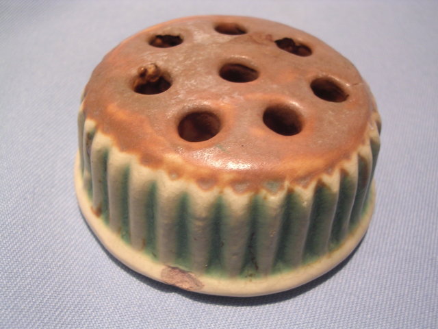 ROSEVILLE POTTERY DONATELLO FLOWER FROG GREEN & BROWN