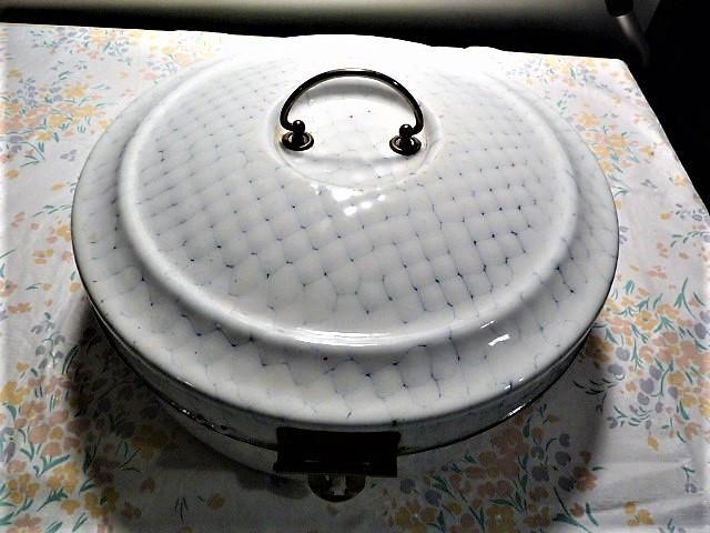 ANTIQUE GERMAN GRANITE WARE ENAMEL CHICKEN WIRE PATTERN ROUND