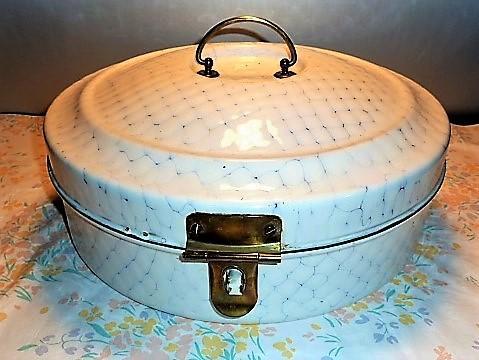 ANTIQUE GERMAN GRANITE WARE ENAMEL CHICKEN WIRE PATTERN ROUND