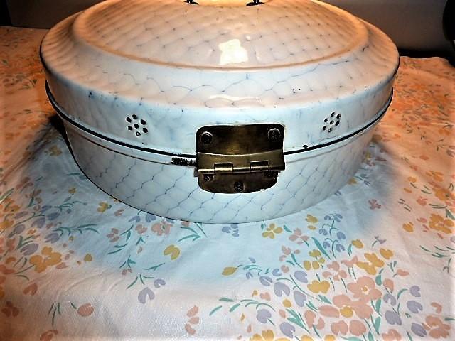 ANTIQUE GERMAN GRANITE WARE ENAMEL CHICKEN WIRE PATTERN ROUND
