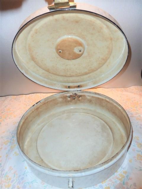 ANTIQUE GERMAN GRANITE WARE ENAMEL CHICKEN WIRE PATTERN ROUND