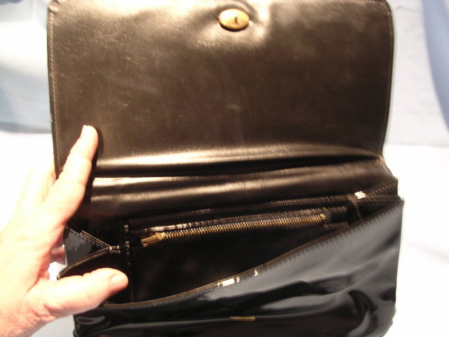 VINTAGE BLACK PATENT LEATHER CLUTCH PURSE WITH GOLD LINK HANDLE AND DECORATTION