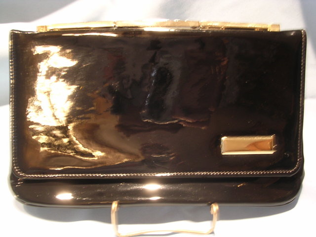 VINTAGE BLACK PATENT LEATHER CLUTCH PURSE WITH GOLD LINK HANDLE AND DECORATTION